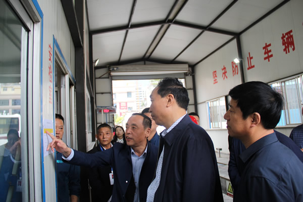 市安委辦主任、安監(jiān)局局長(zhǎng)李永宏一行到隴運(yùn)集團(tuán)公司檢查指導(dǎo)工作