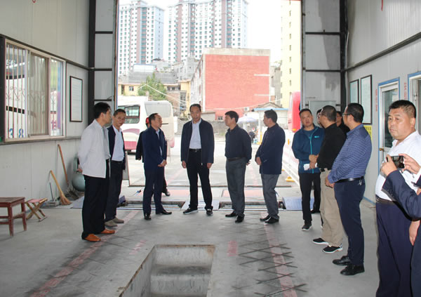 市安委辦主任、安監(jiān)局局長(zhǎng)李永宏一行到隴運(yùn)集團(tuán)公司檢查指導(dǎo)工作