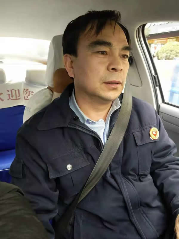 【拾金不昧】為隴運(yùn)集團(tuán)潤祥出租車公司駕駛員“王劉德”點贊?。? onmousewheel=