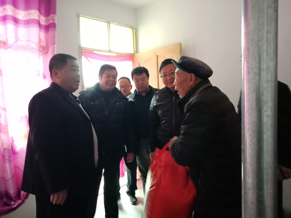 隴運(yùn)集團(tuán)公司開展“解難題、辦實(shí)事、送溫暖”主題黨日活動