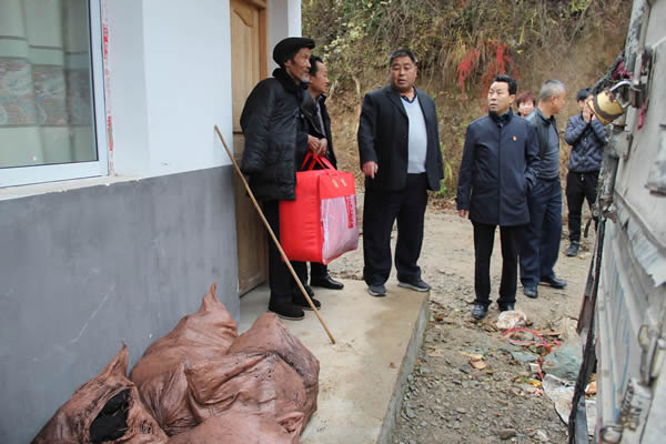 隴運(yùn)集團(tuán)公司開展“解難題、辦實(shí)事、送溫暖”主題黨日活動