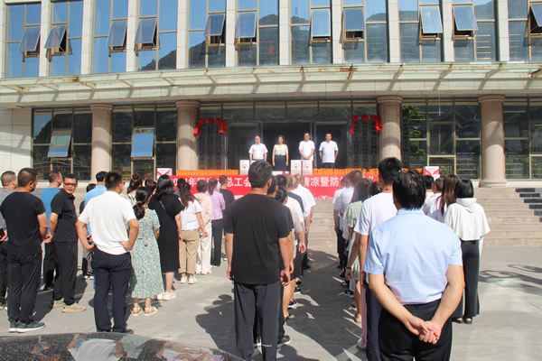 市總工會(huì)深入隴運(yùn)集團(tuán)公司開展“送清涼暨防汛救災(zāi)”慰問(wèn)活動(dòng)